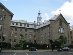 Le monastère du Bon-Pasteur, 100, rue Sherbrooke Est à Montréal, dans lequel se trouve la chapelle historique. (Source : Jeangagnon, Wikimedia Commons, CC BY-SA 3.0)